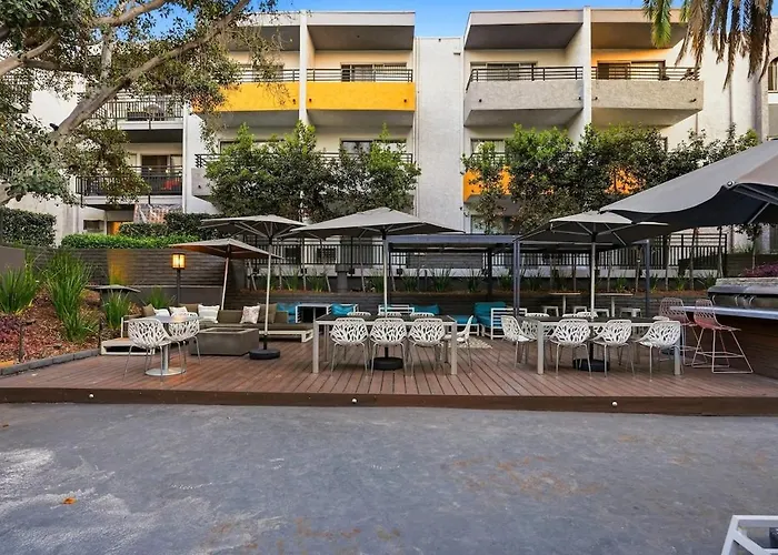 Stylish Silverlake Apartment Near Crypto Arena